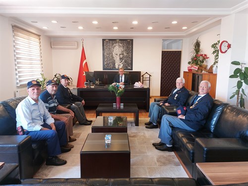 Kıbrıs Gazilerimiz  Kaymakamımız Sayın Dr. Ahmet  Naci  HELVACI' yı Makamında Ziyaret Ettiler